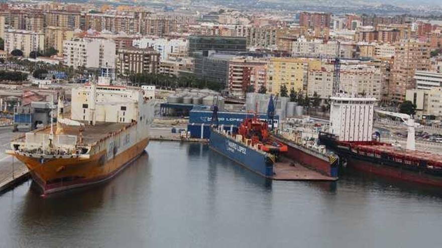 Vista de las instalaciones de los Astilleros Mario López en el puerto de Málaga.