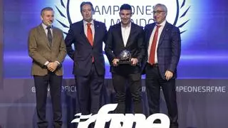 Jorge Martínez Aspar le entrega el "Casco de Oro" a Toni Bou, múltiple campeón del mundo