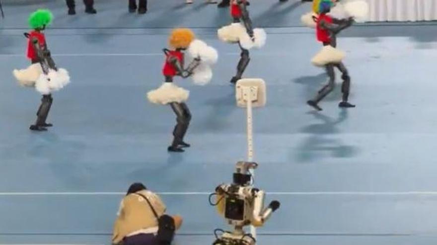Captura de pantalla del robot humanoide y las animadoras humanoides en los Juegos Mundiales en Pekín (China).
