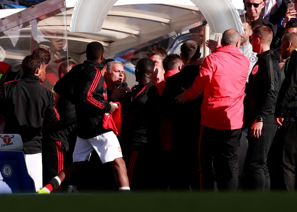 Mourinho se vuelve loco y es frenado por seguridad