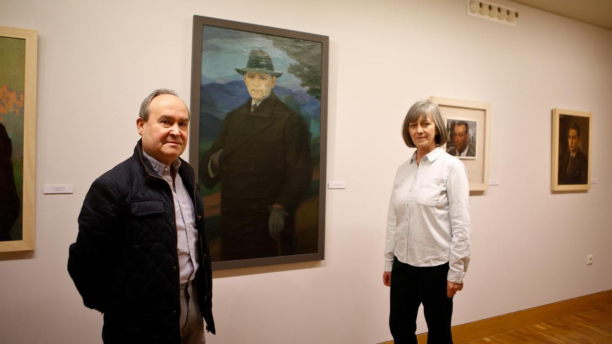 Eduardo Laborda, autor del retrato oficial de Santisteve, junto con Iris Lázaro, en una exposición en el año 2015.