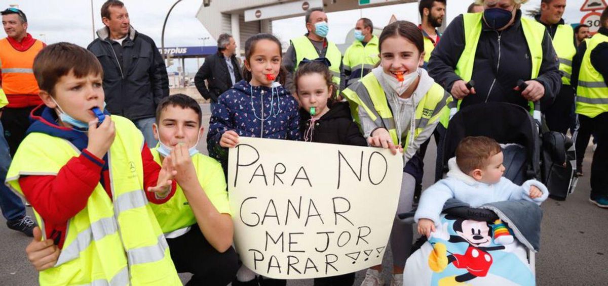 Concentración en Mercacórdoba de familiares de transportistas.