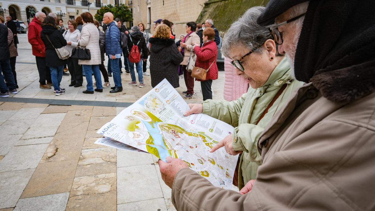 Este matrimonio mira el itinerario en un mapa.