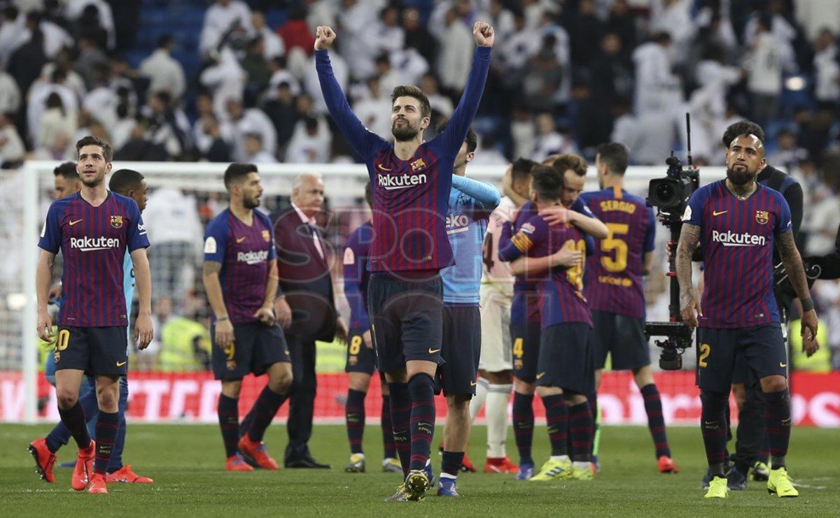 Los jugadores del Barça celebran la victoria al final del partido de vuelta de la semifinal de la Copa del Rey entre el Real Madrid y el FC Barcelona.