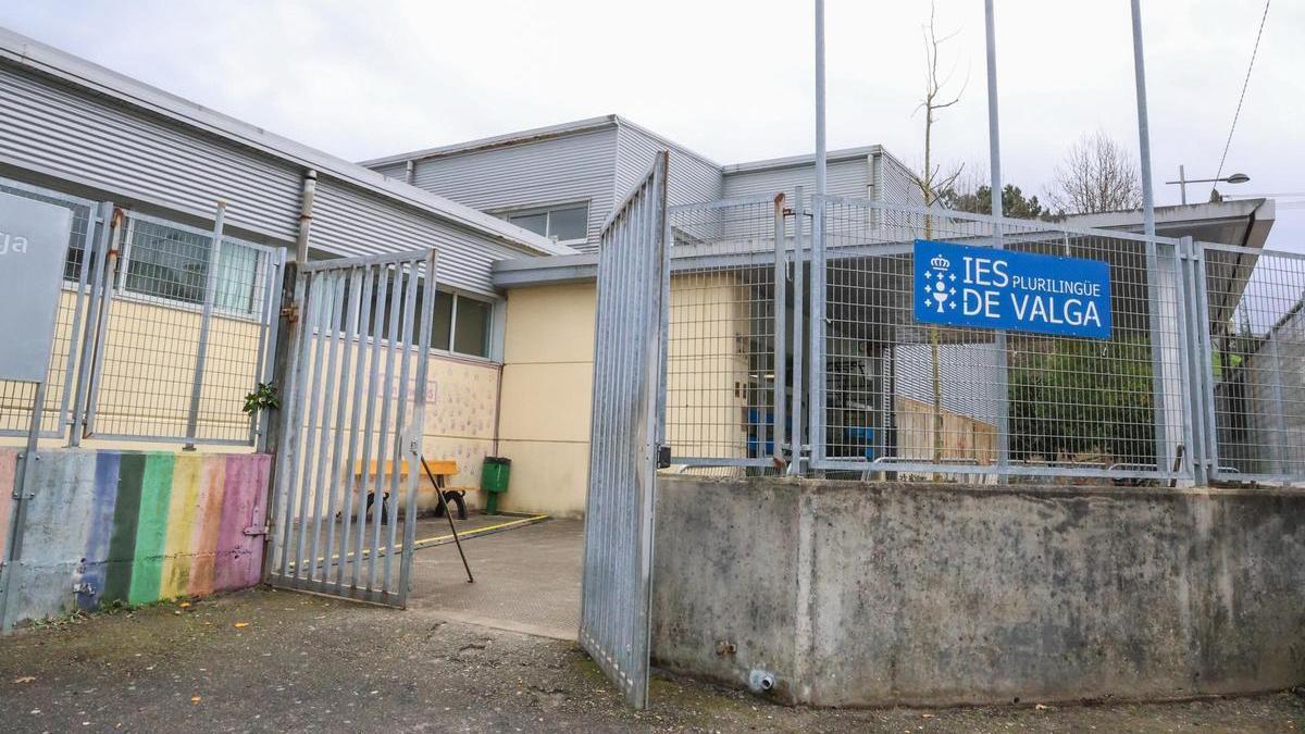 Fachada del IES de Valga donde se activó el protocolo de acoso escolar de manera preventiva.