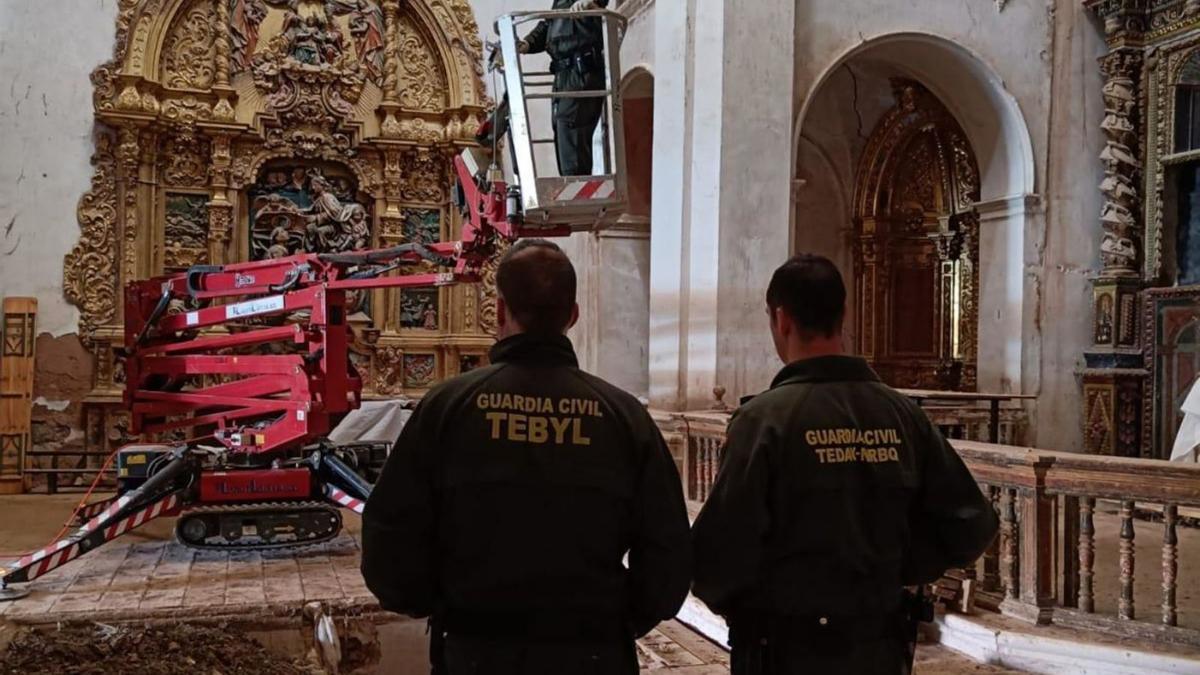 Guardias civiles durante los trabajos de extracción del proyectil del techo de la iglesia de Gea de Albarracín. | GUARDIA CIVIL