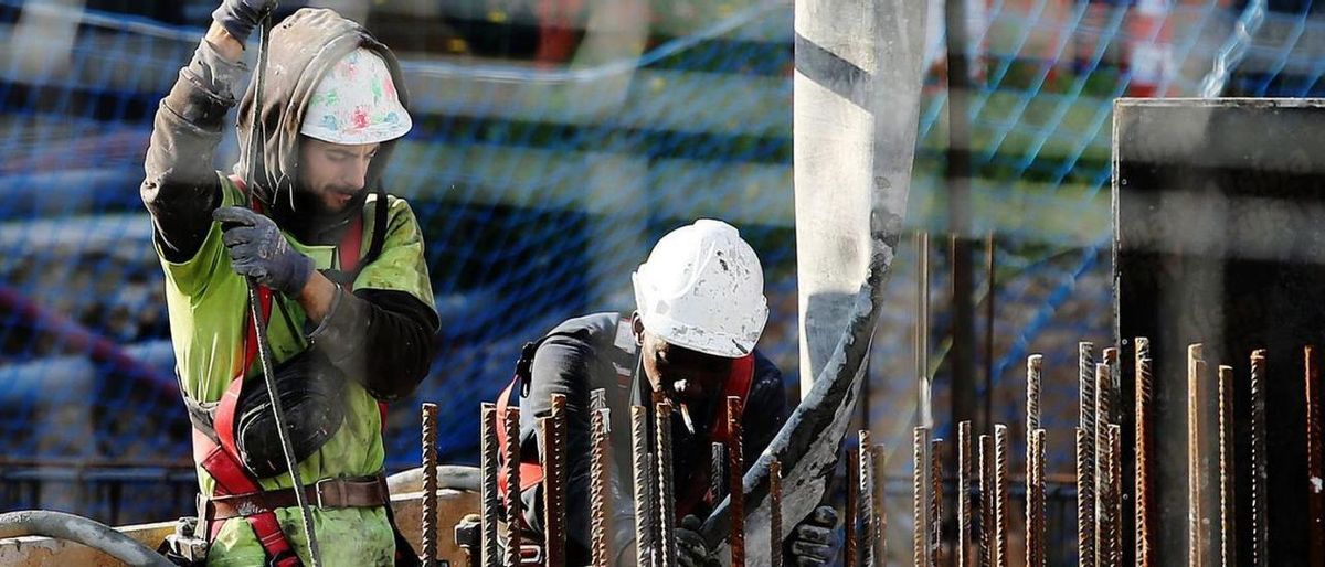 Operarios de la construcción,en una obra residencial.