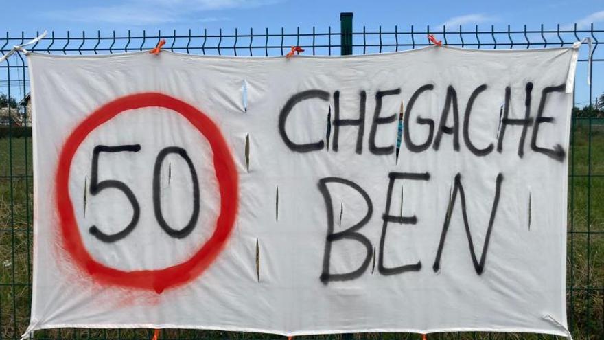 Pancarta en el cierre de una vivienda en O Couto. |   // L.O.