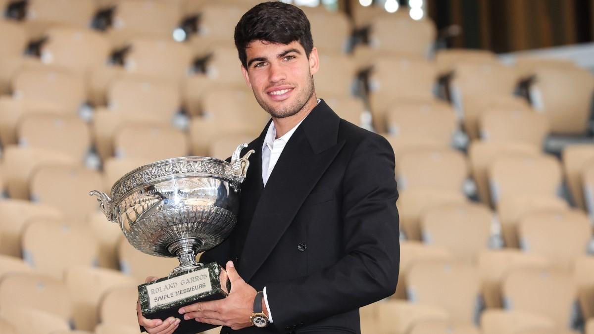 Alcaraz, con el trofeo de Roland Garros