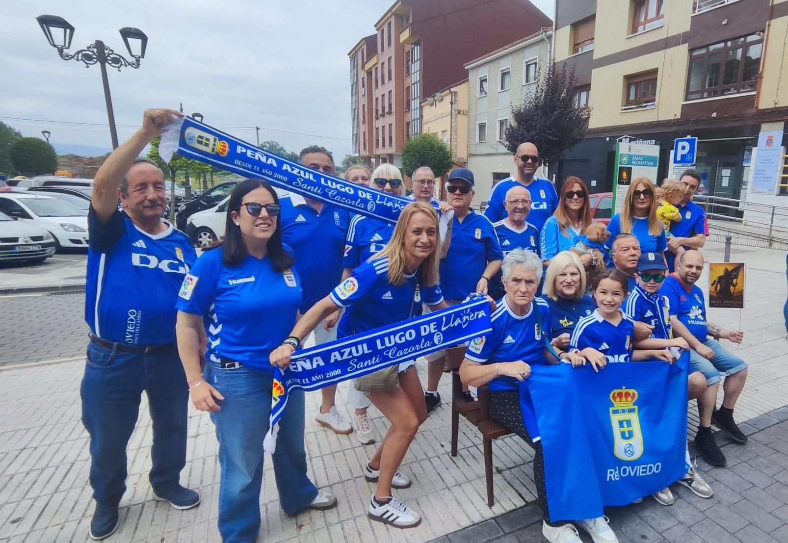 Ofrenda azul en Lugo de Llanera: los oviedistas agradecen a Santa María el ascenso a Primera