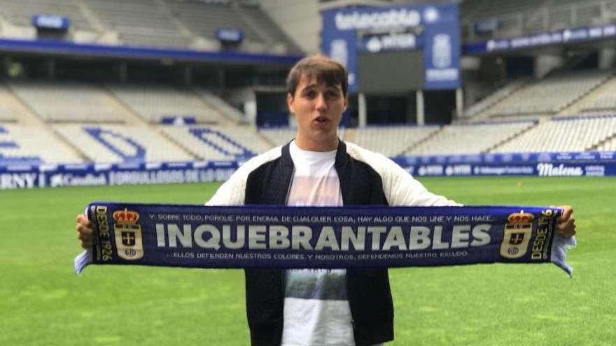 Andoni Ugarte, con la bufanda del Oviedo.