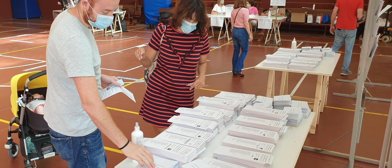 Votantes en un colegio electoral en las últimas elecciones autonómicas en 2020