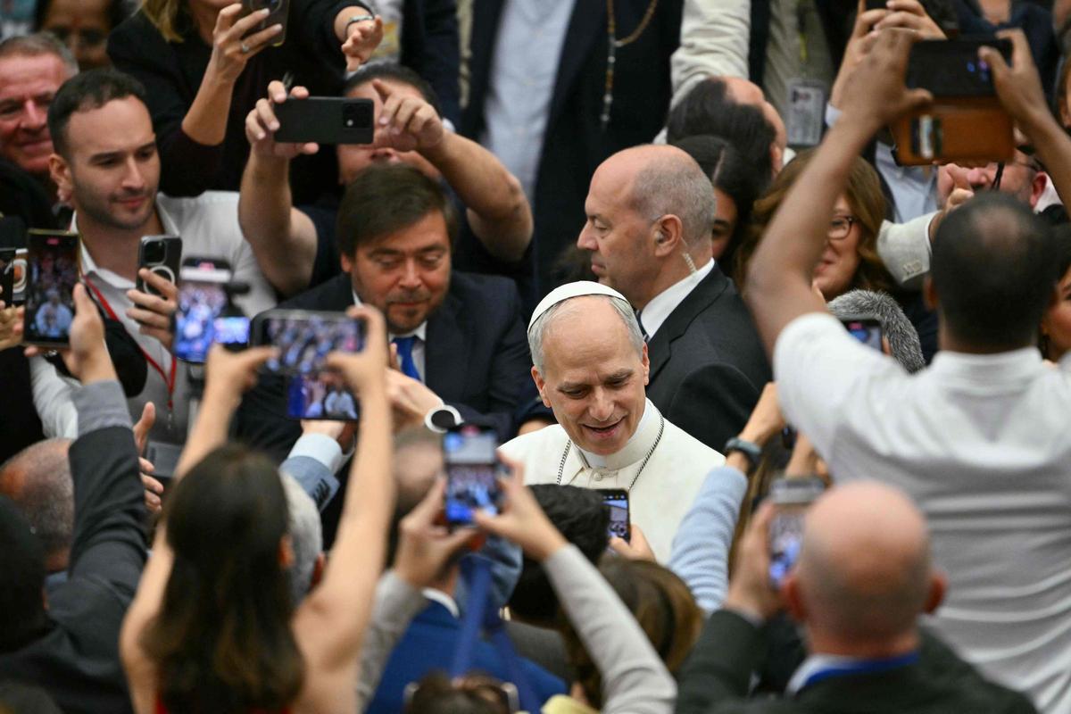 El papa León XIV se reúne con los periodistas en El Vaticano