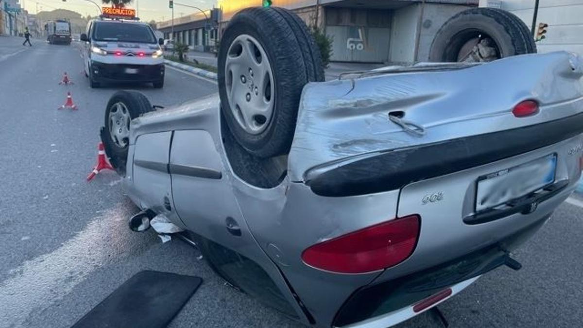 El coche siniestrado, ruedas arriba.