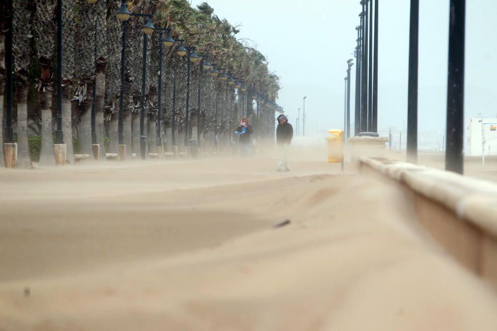 El temporal ''entierra'' en arena el paseo marítimo de València