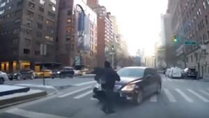 Una mujer atropella a un policía en Nueva York