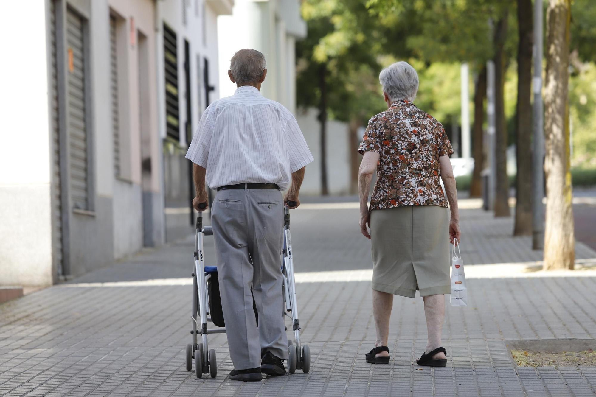 Una pareja de pensionistas por una calle de la ciudad de Córdoba.