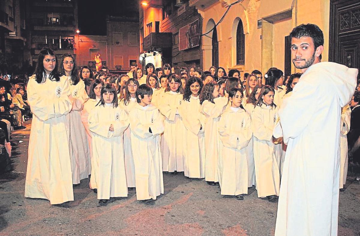 Coro del colegio Nuestra Señora del Carmen en la procesión del Santo Entierro.