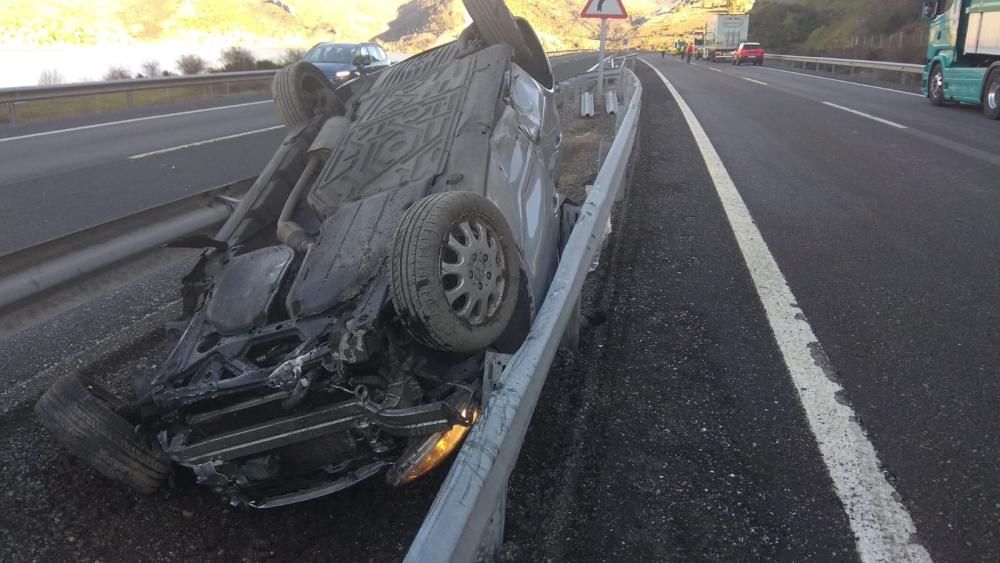 La autopista del Huerna, cortada por un accidente en Barrios de Luna