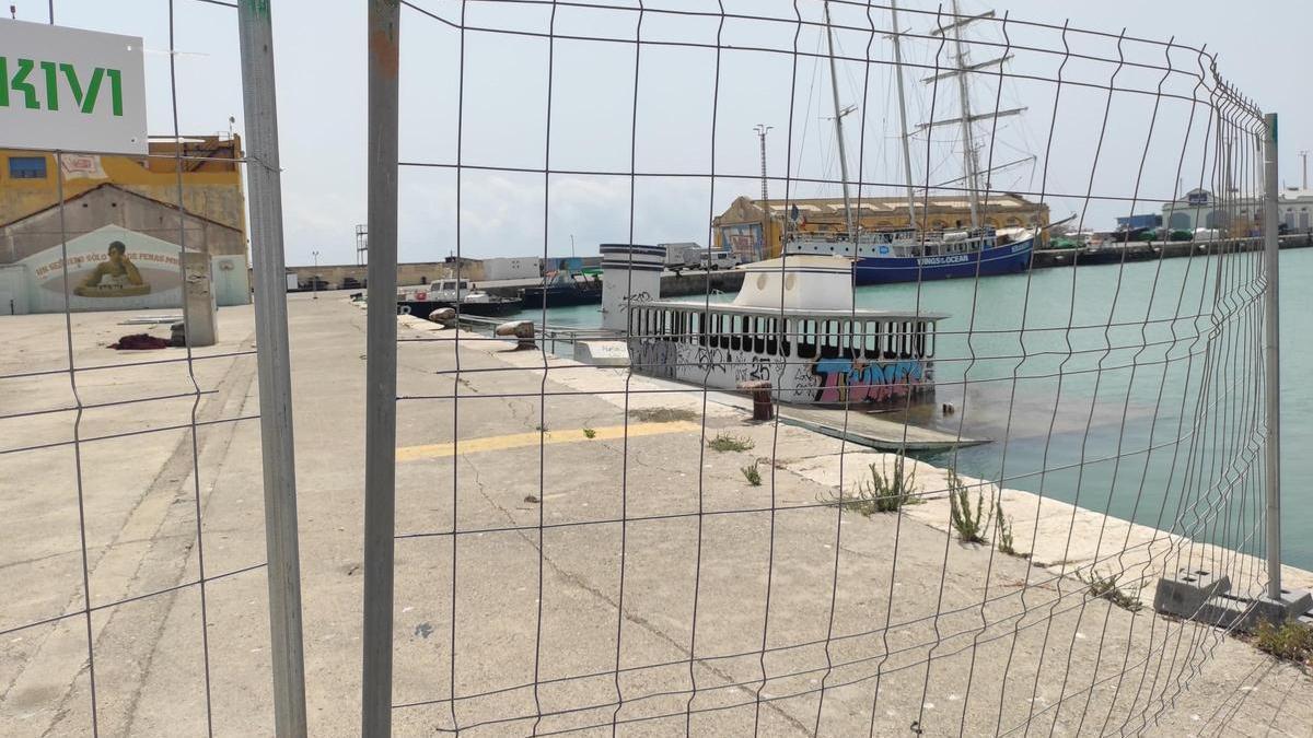 El entorno del Oceander permanece ya delimitado con un amplio vallado de seguridad, un dispositivo que apunta al inminente inicio de los trabajos de reflotación y desguace.