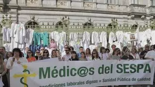 Los médicos del SIMES cuelgan sus batas en la Junta y piden a Barbón una jornada de 35 horas incluyendo guardias