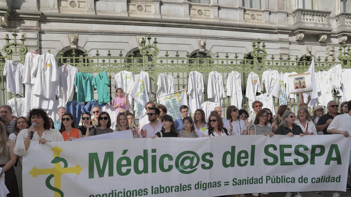 Protesta en Oviedo del Sindicato Médicos del Sespa (SIMES)