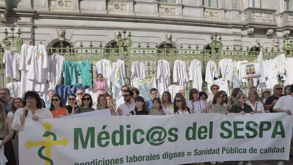 Los médicos del SIMES cuelgan sus batas en la Junta y piden a Barbón una jornada de 35 horas incluyendo guardias
