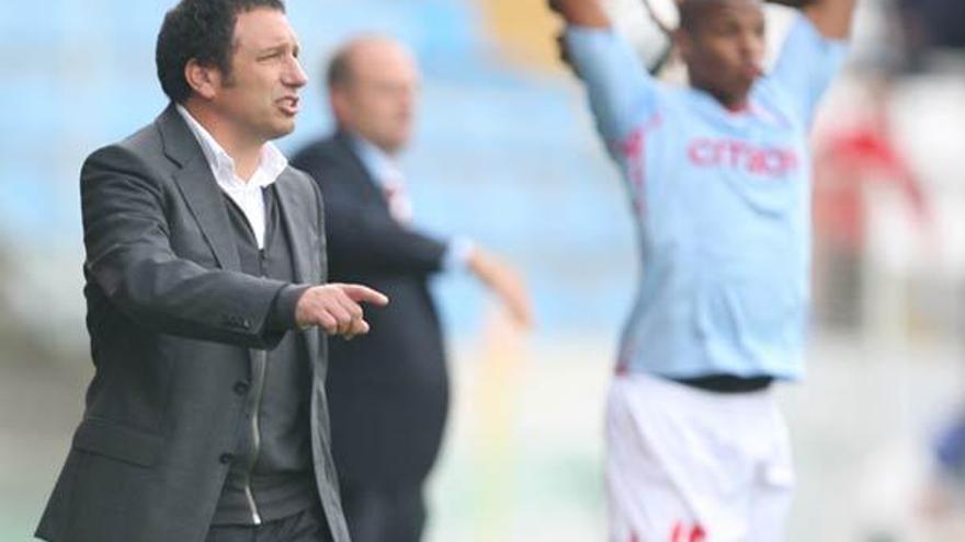 Eusebio Sacristán da instrucciones a sus jugadores desde la banda durante el partido jugado ayer en Balaídos. // Ricardo Grobas