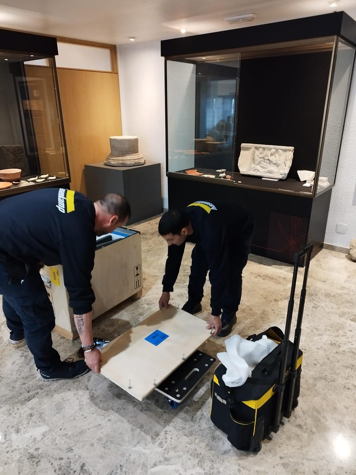 Los operarios preparando la pieza paleocristiana en el Museo Arqueológico de Elda antes de su traslado a Córdoba.