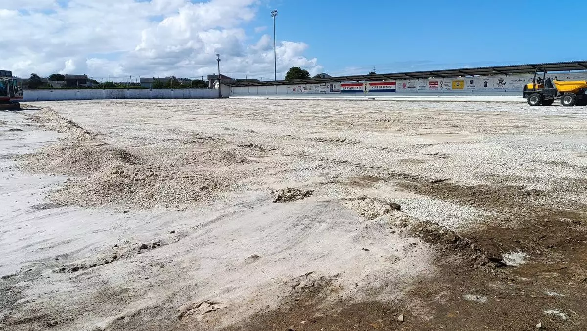 En marcha la obra para convertir el campo del Este, en La Caridad, en el primero de hierba artificial del Navia-Eo