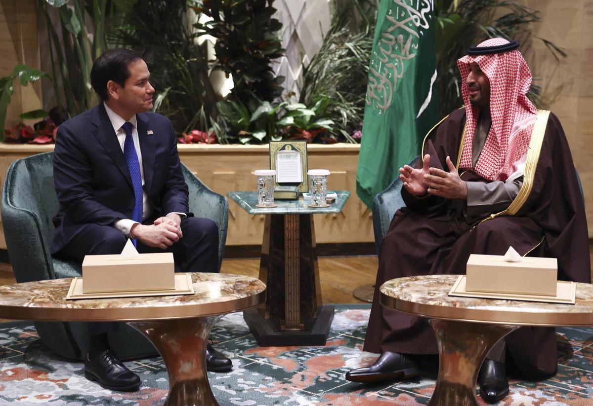 El secretario de Estado de EEUU, Marco Rubio, y el príncipe heredero saudí, Mohamed Bin Salmán, durante la reunión que han mantenido este lunes en Riad.