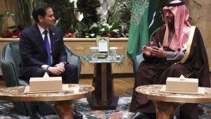 El secretario de Estado de EEUU, Marco Rubio, y el príncipe heredero saudí, Mohamed Bin Salmán, durante la reunión que han mantenido este lunes en Riad.