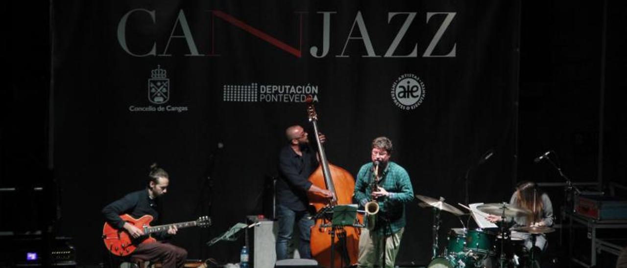 Paco Charlín, en el centro, durante un concierto.  |  // SANTOS ÁLVAREZ