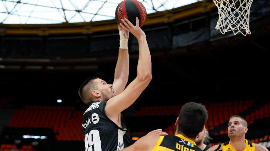 Sulejmanovic lanza a canasta ante Díez y Bogris en el Iberostar-Bilbao de la Fase Final de la ACB.