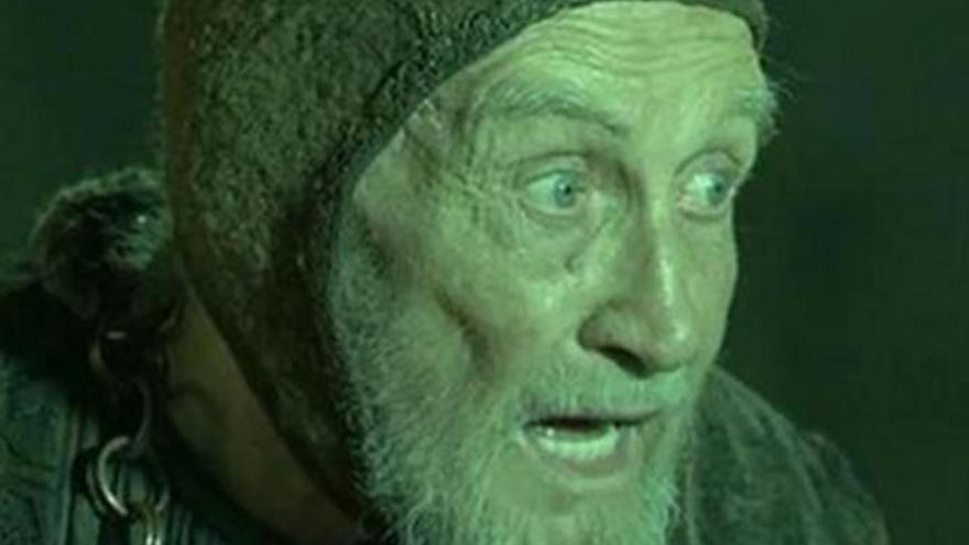 Roy Dotrice, como &#039;Wisdom Halline&#039;.