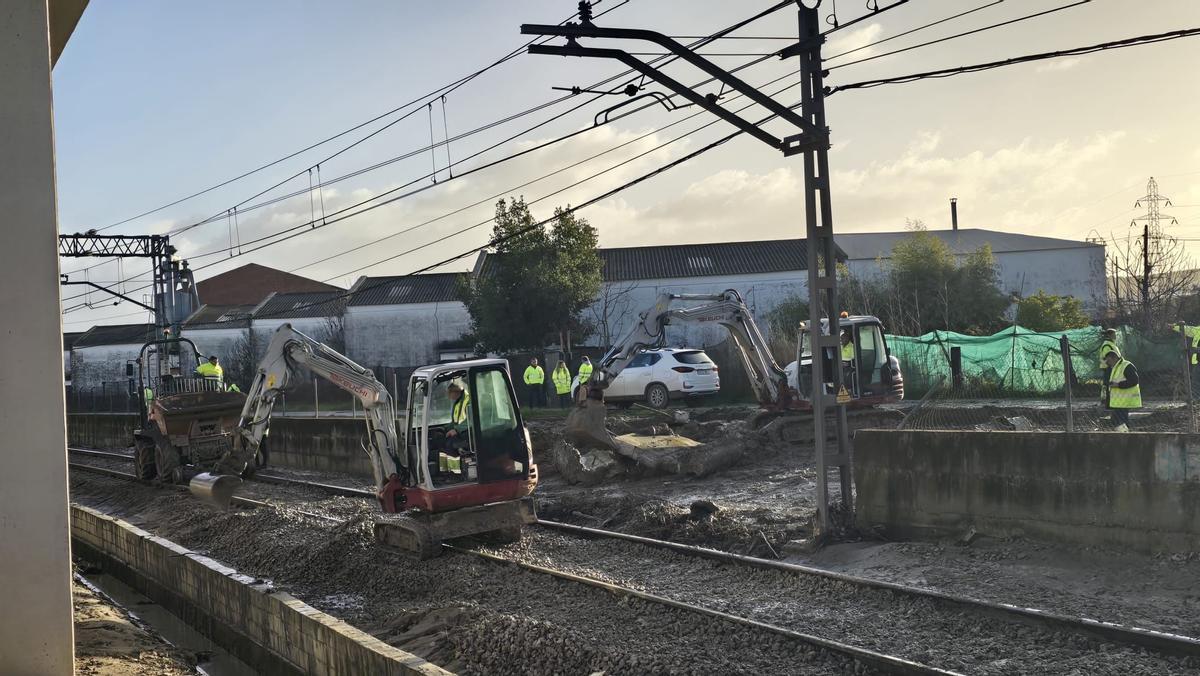 La caída de un muro por acumulación de agua corta la circulación ferroviaria entre Córdoba y Jaén