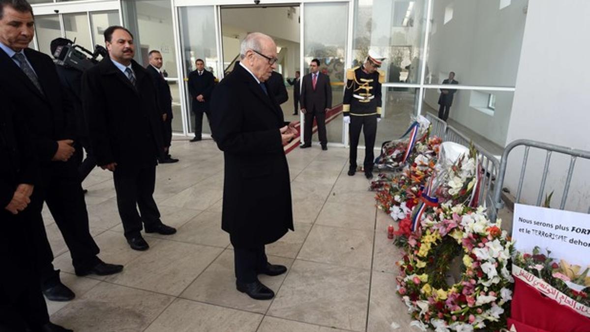 El presidente de Túnez reza ante una ofrenda floral a las víctimas del atentado yihadista, este domingo en el Museo del Bardo.