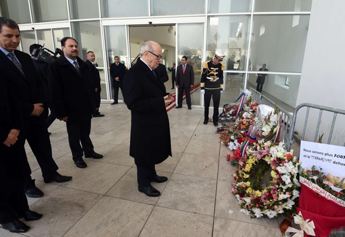 El president de Tunísia resa davant una ofrena floral a les víctimes de l’atemptat gihadista, aquest diumenge al Museu del Bardo. El president de Tunísia resa davant una ofrena floral a les víctimes de l’atemptat gihadista, aquest diumenge al Museu del Bardo.