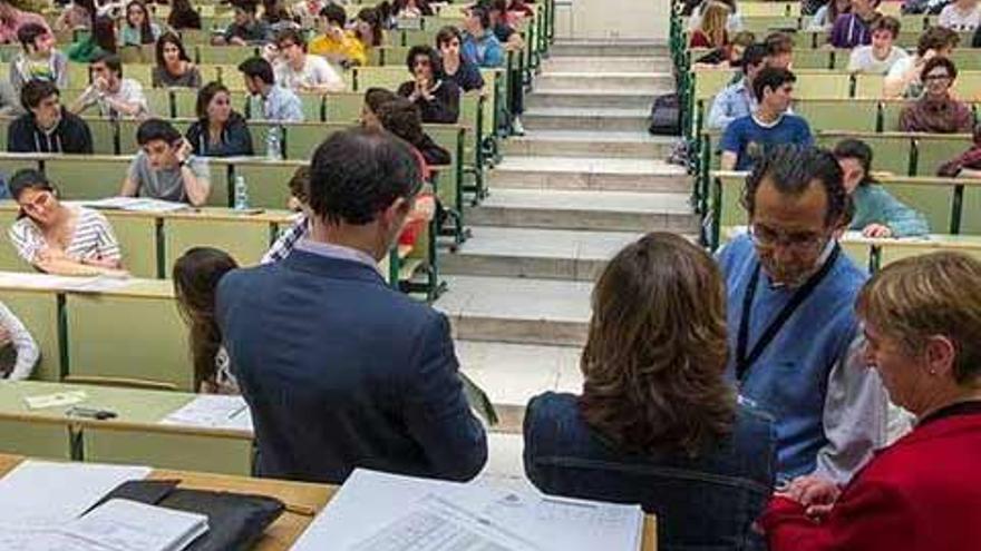 Alumnos, antes de un examen de la PAU, la semana pasada.