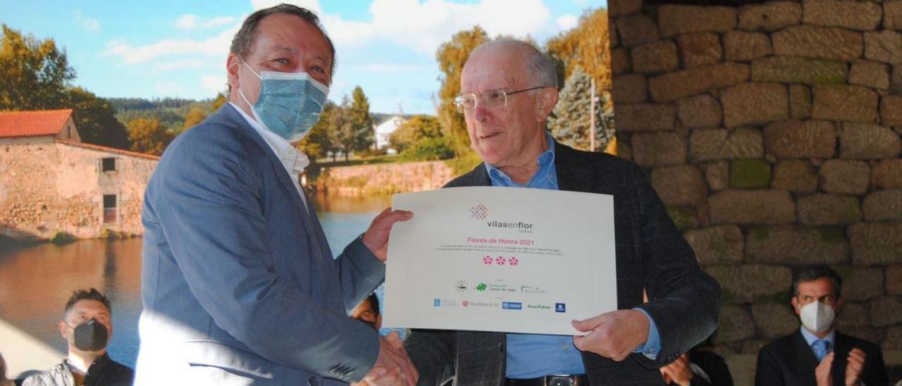 El concejal Nardo Seijas recibe el premio “Vilas en Flor” otorgado al Concello de Lalín, ayer, en Allariz. |
