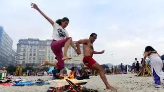 San Juan ya prende en las playas de A Coruña: parcelas, sardinas y una ciudad entregada a su "noche más especial"