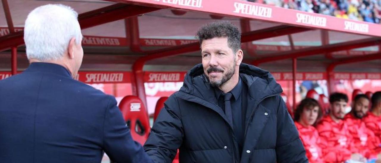 Javier Aguirre saluda a Diego Simeone en la previa del partido entre Mallorca y Atlético.