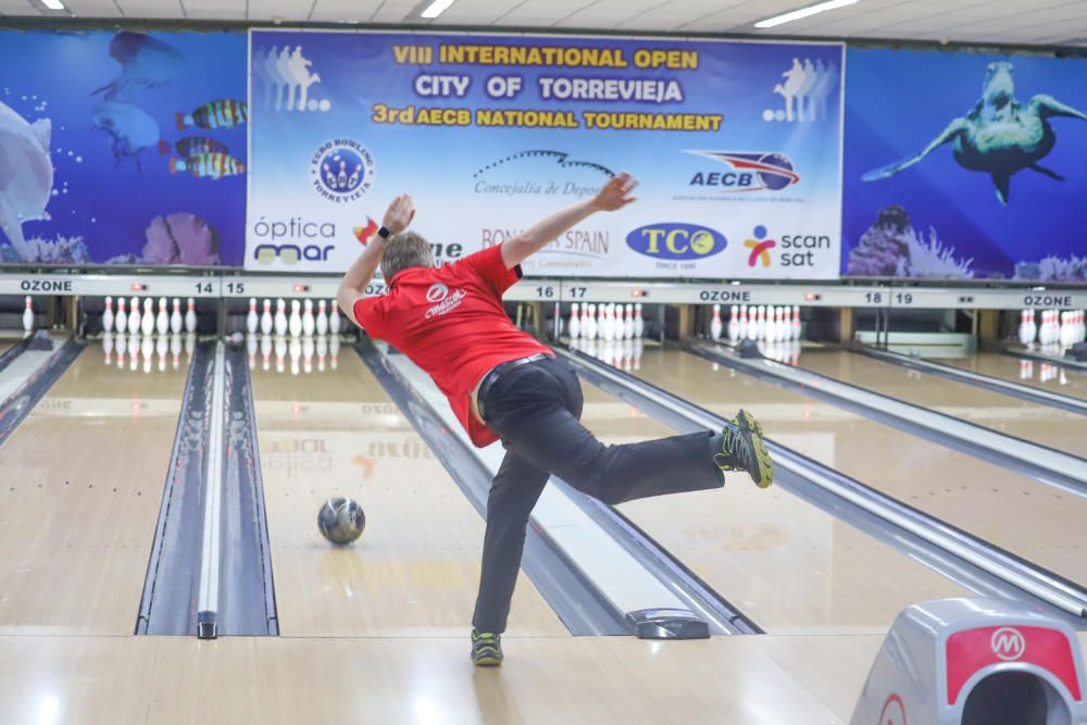 Más de 100 jugadores aficionados y profesionales participan hasta hoy en el Tornero internacional de bowling de Torrevieja