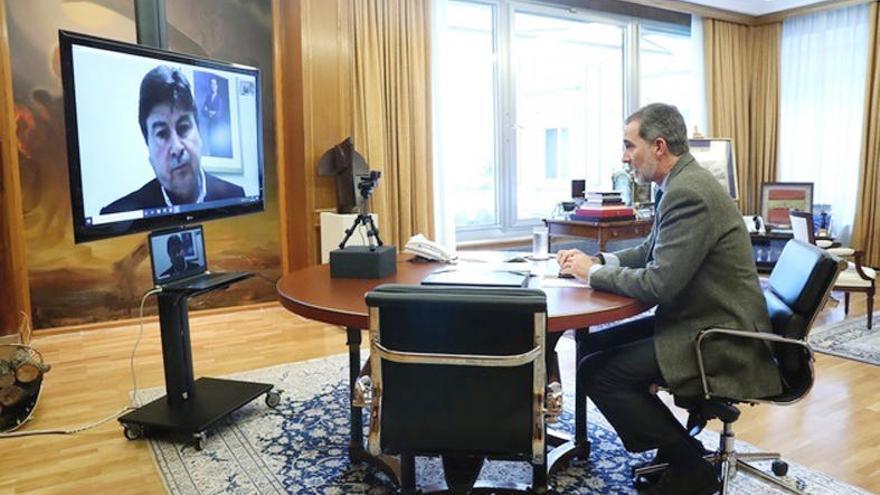 La videoconferencia entre el patrón mayor y el rey Felipe VI. // Zarzuela