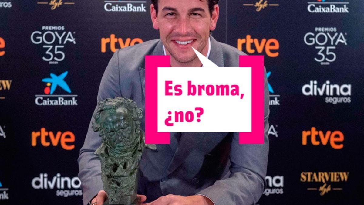 Mario Casas posa con su premio Goya