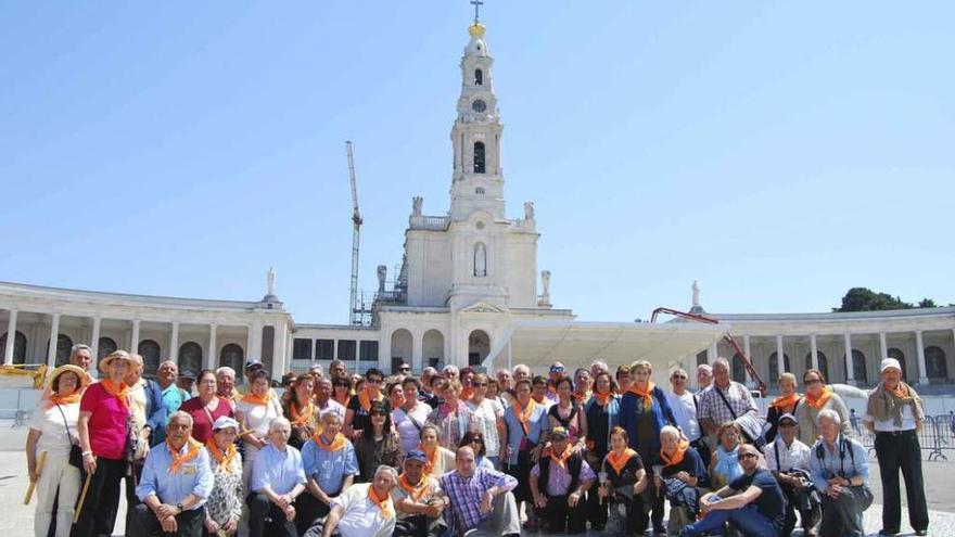 Peregrinos alistanos posan en el santuario de Fátima.