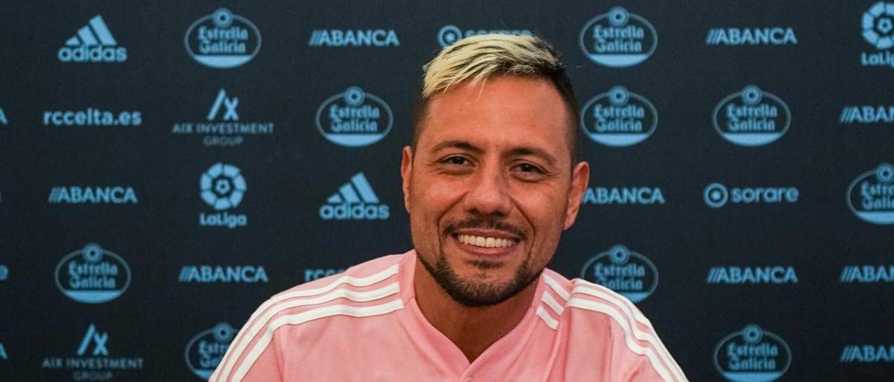 Diego Alves, en el momento de firmar el contrato con el Celta, ayer en la sede de Príncipe.