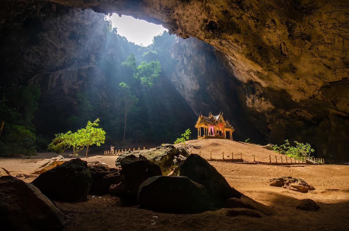La cueva de Phraya Nakhon es una famosa formación geológica ubicada en el Parque Nacional Khao Sam Roi Yot, en la provincia de Prachuap Khiri Khan, Tailandia. Es famosa por albergar en su interior una cámara natural coronada por el Pabellón Kuha Karuhas, un elegante templo real construido en 1890 para el Rey Rama V.