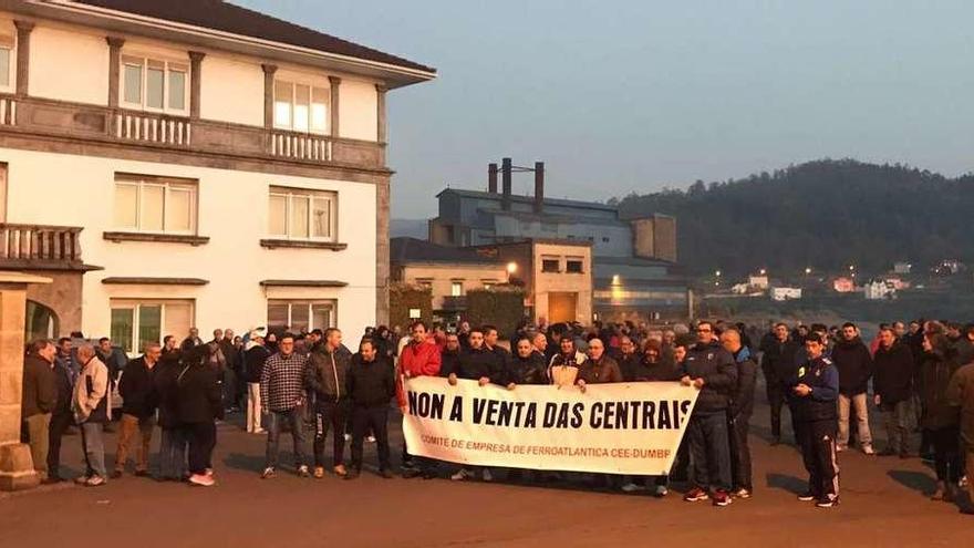 El personal de Cee y Dumbría mantiene las protestas.Los 400 trabajadores de las fábricas de Cee y Dumbría y de las centrales que también explota Ferroatlántica mantendrán las protestas durante las próximas semanas contra el plan de venta de los saltos de agua que, alertan, ponen en peligro la viabilidad de las fábricas y sus empleos. El viernes pasado protagonizaron la última concentración del año ante la fábrica de Brens (Cee) „en la foto„, y volverán a este punto los viernes 13 y 27 de este mes.