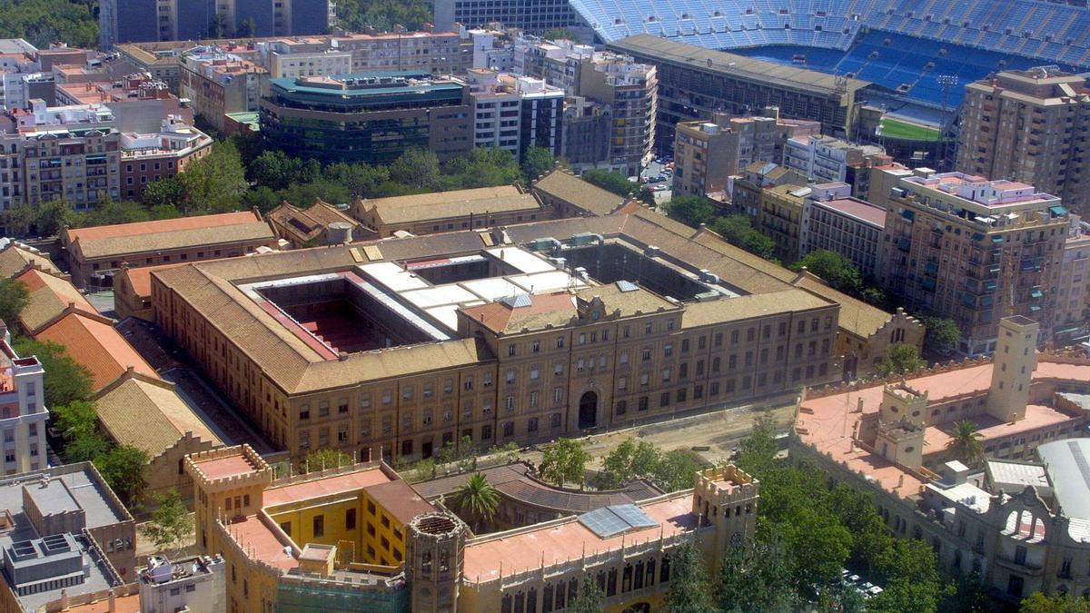 Foto aérea del edificio de Tabacalera junto a su entorno urbano.